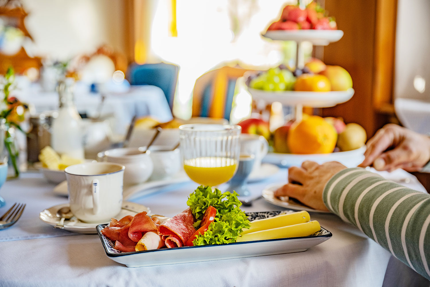Regional gedeckter Frühstückstisch in der MusterPension