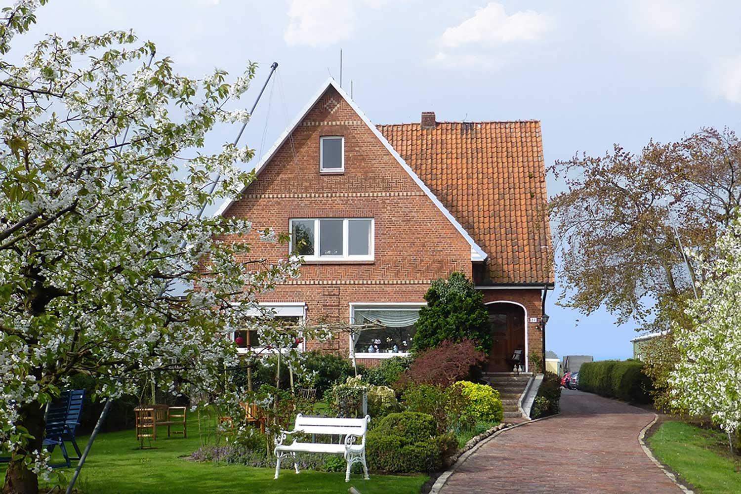 MusterPension in Jork mit Garten und Obstblüte